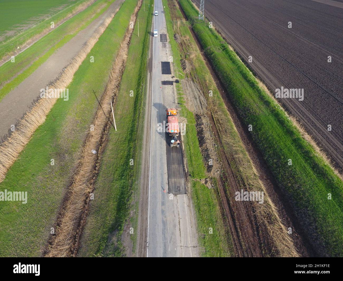 Vista superiore della riparazione su strada. Le tecniche per la riparazione di asfalto. Sostituzione di asfalto Foto Stock