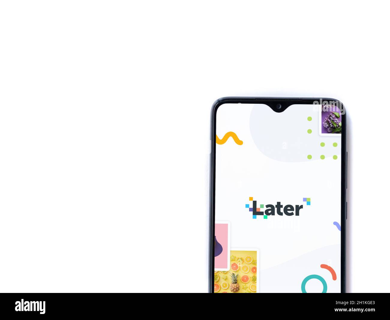LOD, Israele - 8 luglio 2020: Più tardi schermata di lancio dell'app con il logo sul display di uno smartphone nero isolato su sfondo bianco. Vista dall'alto piatta Foto Stock
