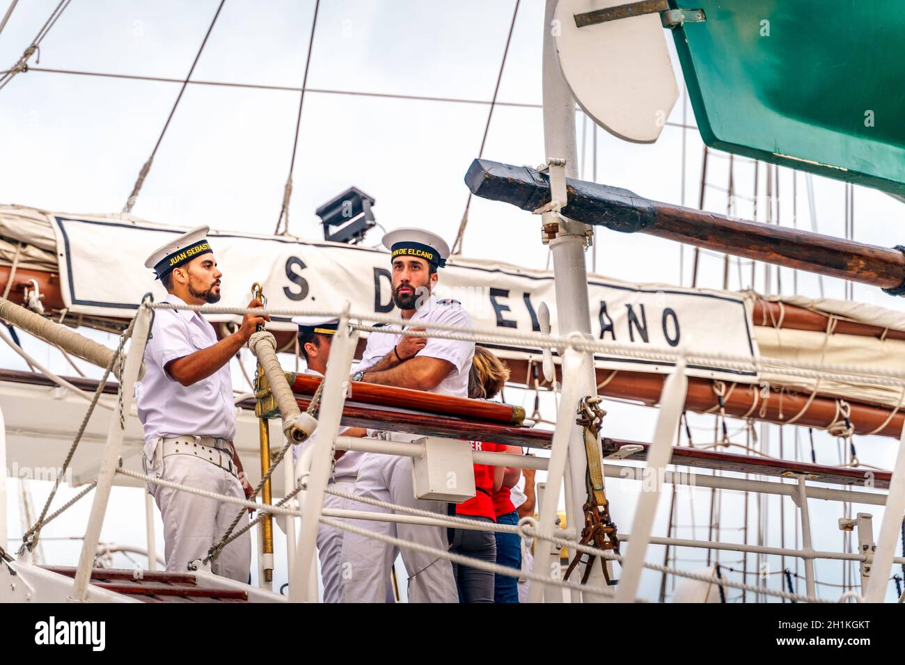 Szczecin, Polonia, giugno 2019 equipaggio della nave sulla bella vecchia barca a vela Juan Sebastian de Elcano a Tall Ship Races a Stettin, ormeggiata al molo di Chrombry Shafts Foto Stock