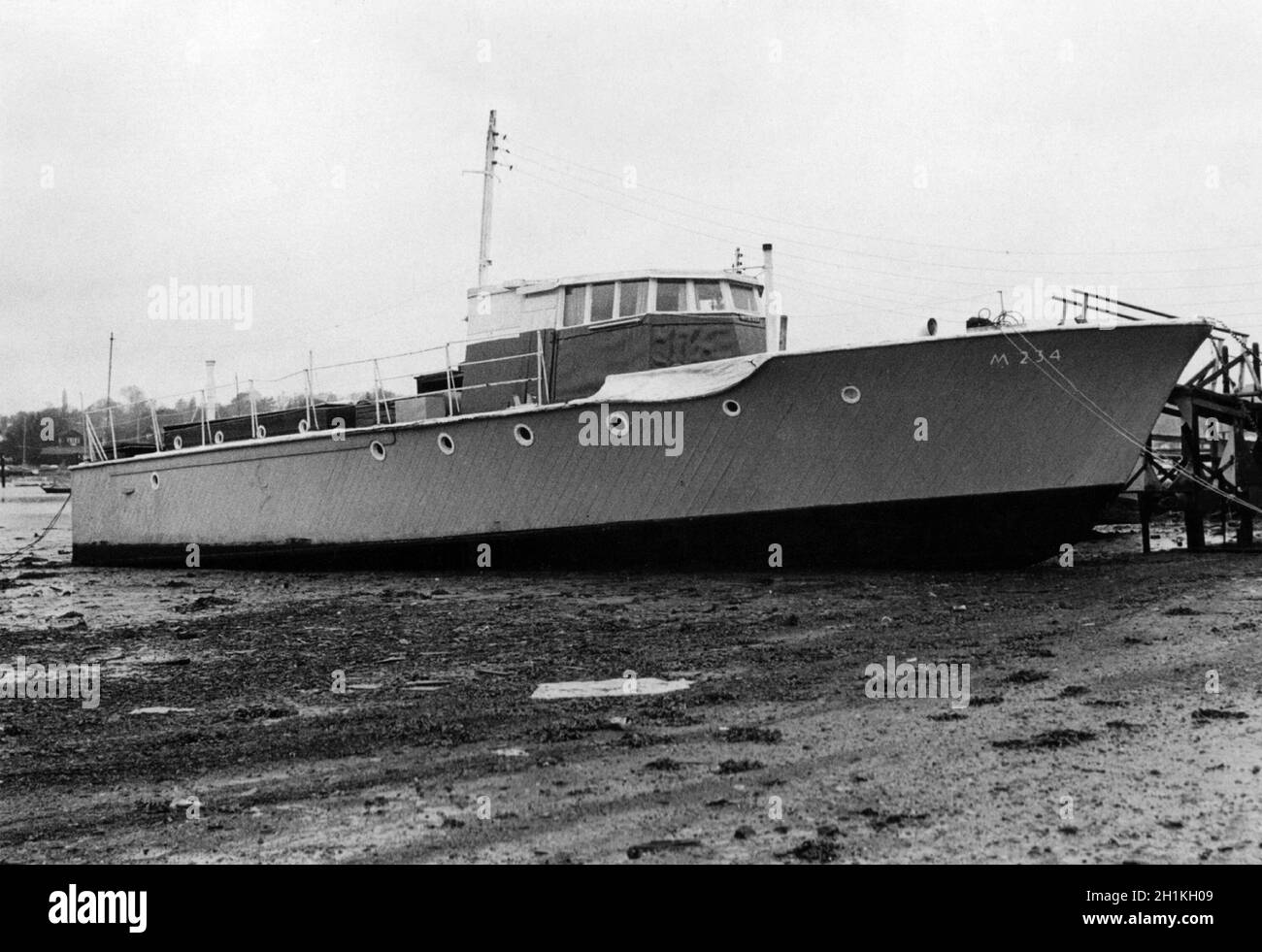 AJAXNETPHOTO. 1973. SWANWICK, SOUTHAMPTON, INGHILTERRA. - VOSPER HA PROGETTATO MTB 234. COSTRUITO DA BERTHON A LYMINGTON. SERIE DUE EX ROYAL NAVAL WWII MOTORE SILURO BARCA CON SKIPPER LT. PETER DICKENS RN MBE DSO COMANDANTE DEL 21ESIMO MTB FLOTILLA, CHE HA SALVATO LA BARCA DOPO CHE È STATA ESTRATTA, VISTO QUI COME UNA CASA GALLEGGIANTE SUL FIUME HAMBLE. L'IMBARCAZIONE È STATA SCARTATA DOPO I TENTATIVI DI SALVATAGGIO NON RIUSCITI. FOTO:JONATHAN EASTLAND/AJAX. REF: 7301 2 Foto Stock