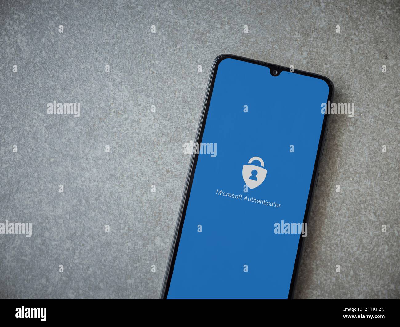 LOD, Israele - 8 luglio 2020: Schermata di lancio dell'app Microsoft Authenticator con logo sul display di uno smartphone nero su un backgroun in ceramica Foto Stock