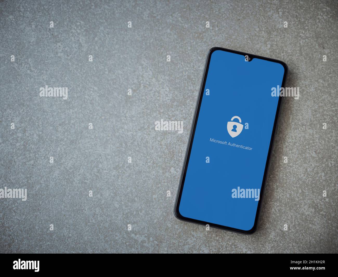 LOD, Israele - 8 luglio 2020: Schermata di lancio dell'app Microsoft Authenticator con logo sul display di uno smartphone nero su un backgroun in ceramica Foto Stock