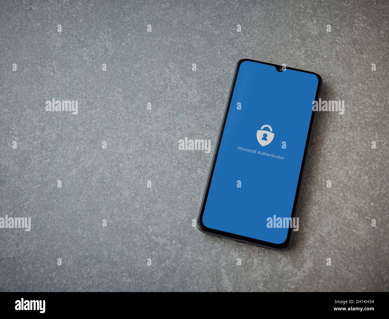 LOD, Israele - 8 luglio 2020: Schermata di lancio dell'app Microsoft Authenticator con logo sul display di uno smartphone nero su un backgroun in ceramica Foto Stock