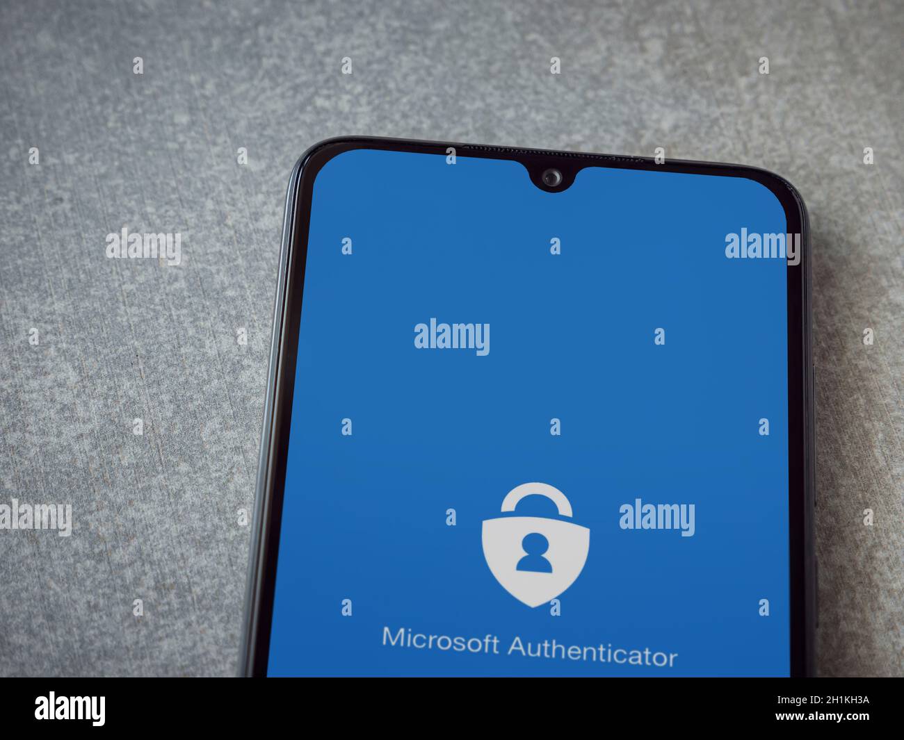 LOD, Israele - 8 luglio 2020: Schermata di lancio dell'app Microsoft Authenticator con logo sul display di uno smartphone nero su un backgroun in ceramica Foto Stock