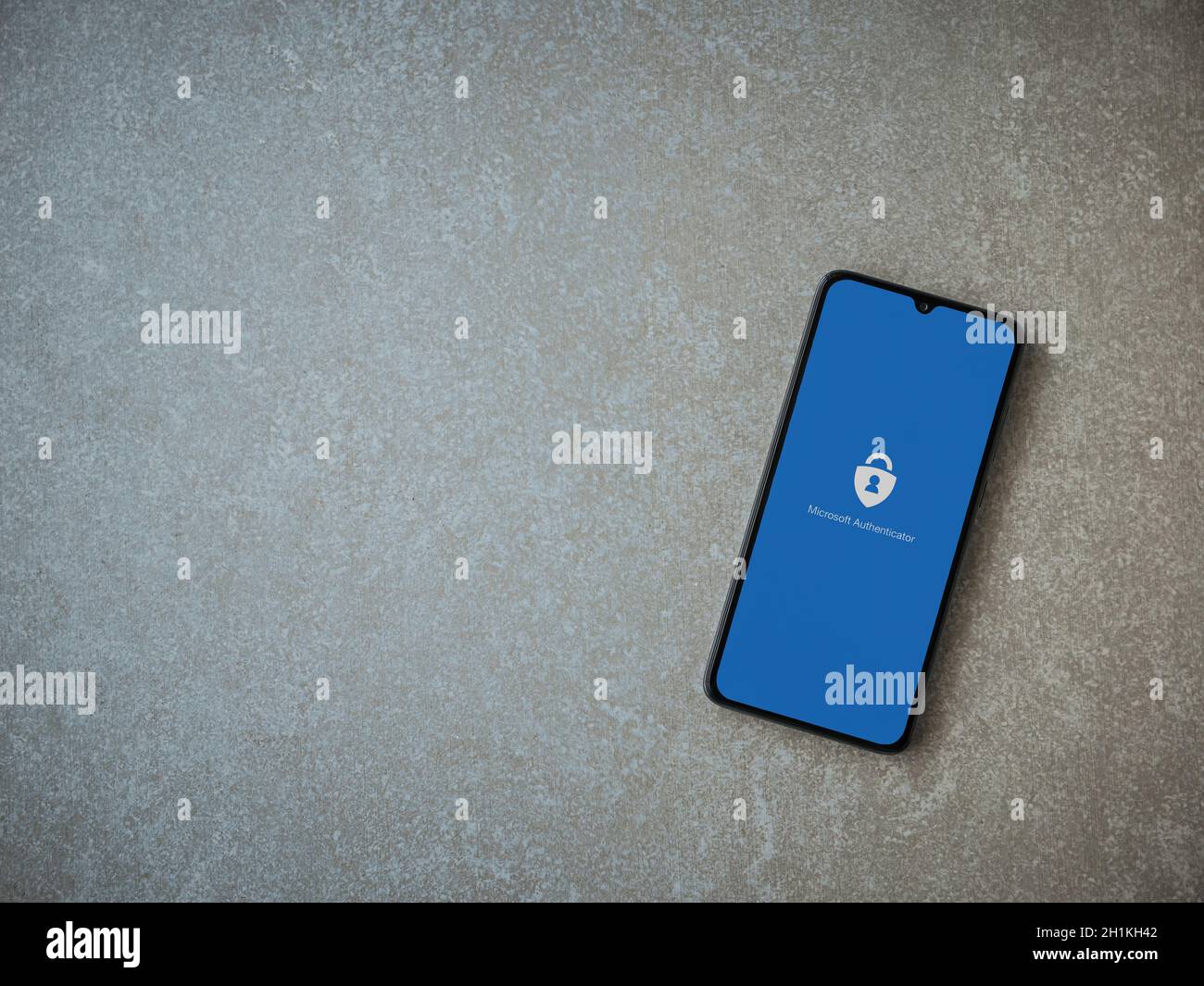 LOD, Israele - 8 luglio 2020: Schermata di lancio dell'app Microsoft Authenticator con logo sul display di uno smartphone nero su un backgroun in ceramica Foto Stock
