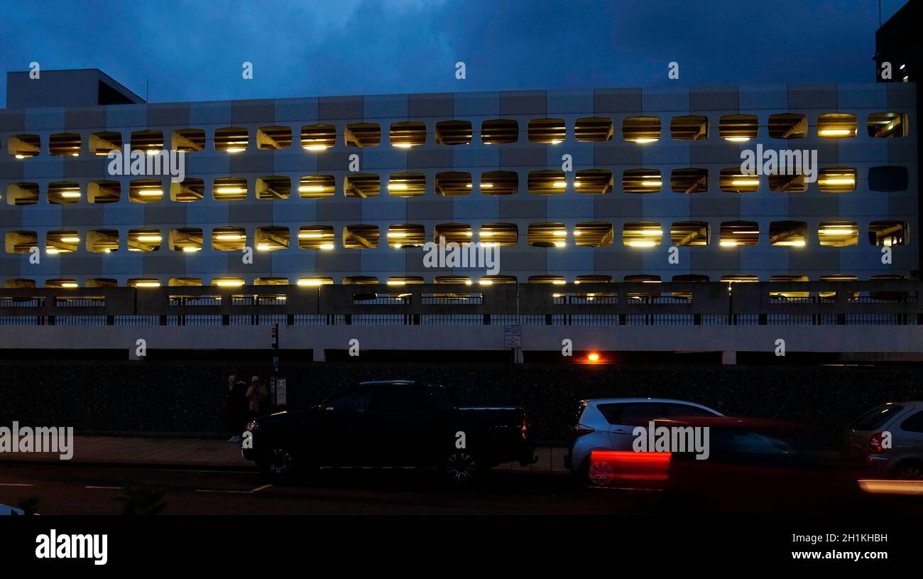 AJAXNETPHOTO. 2019. WORTHING, INGHILTERRA - SALVA SPAZIO - PARCHEGGIO AUTO A PIÙ PIANI IN CITTÀ DI NOTTE. PHOTO:JONATHAN EASTLAND/AJAX REF:GR202204 9805 Foto Stock