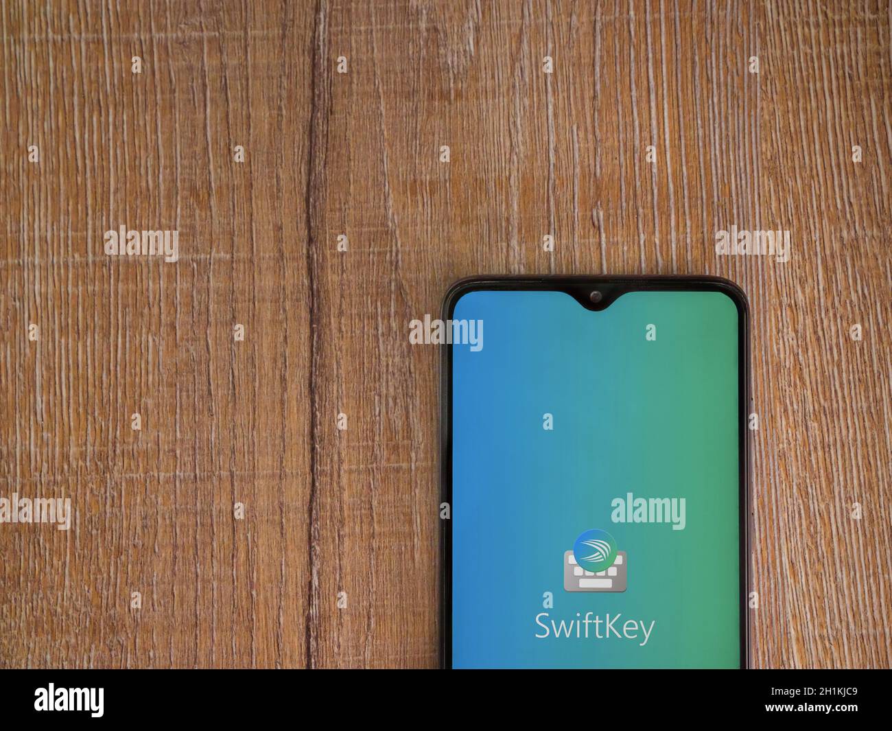 LOD, Israele - 8 luglio 2020: Schermata di avvio dell'applicazione Microsoft SwiftKey Keyboard con logo sul display di uno smartphone nero su sfondo in legno. Foto Stock