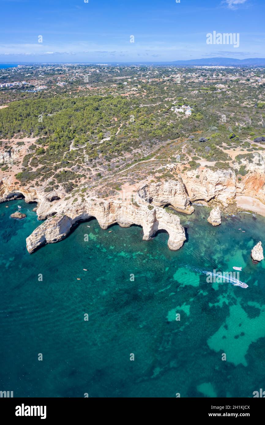 Portogallo Algarve spiaggia Praia da Marinha mare oceano drone vista aerea foto dall'alto ritratto formato acqua Foto Stock