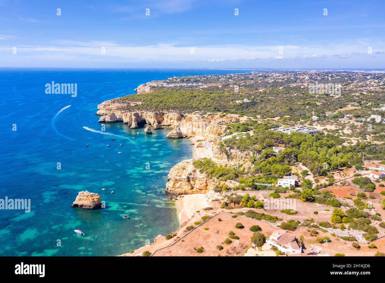 Portogallo Algarve spiaggia Praia da Marinha mare oceano drone vista foto aerea da sopra l'acqua Foto Stock