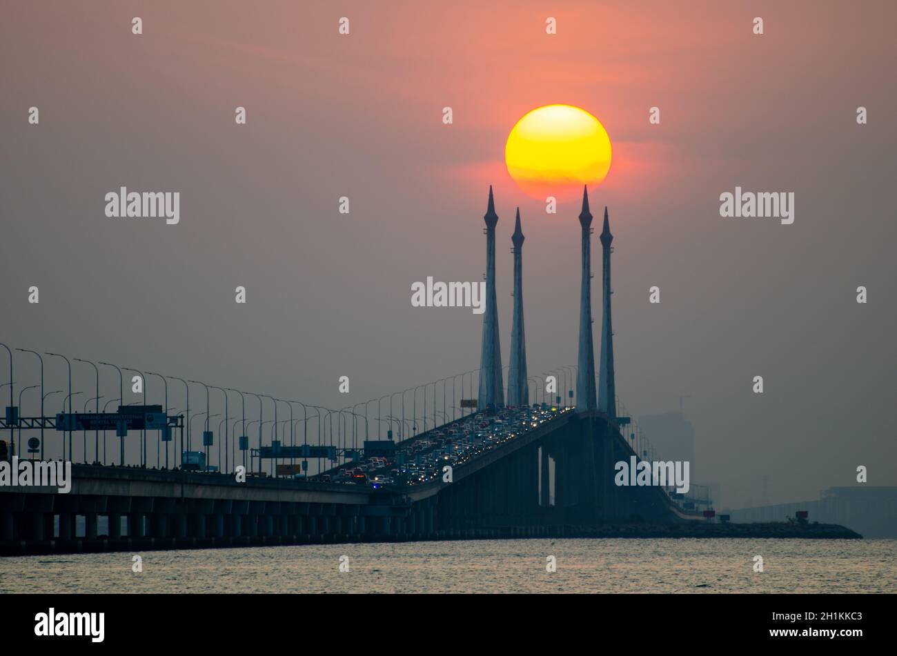 All'alba del tuorlo d'uovo al Penang Bridge durante la mattina frizzante. Foto Stock