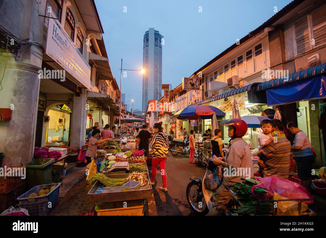 Georgetown, Penang/Malaysia - Luglio 10 2016: Vita frenetica al mercato umido di Georgetown. Foto Stock