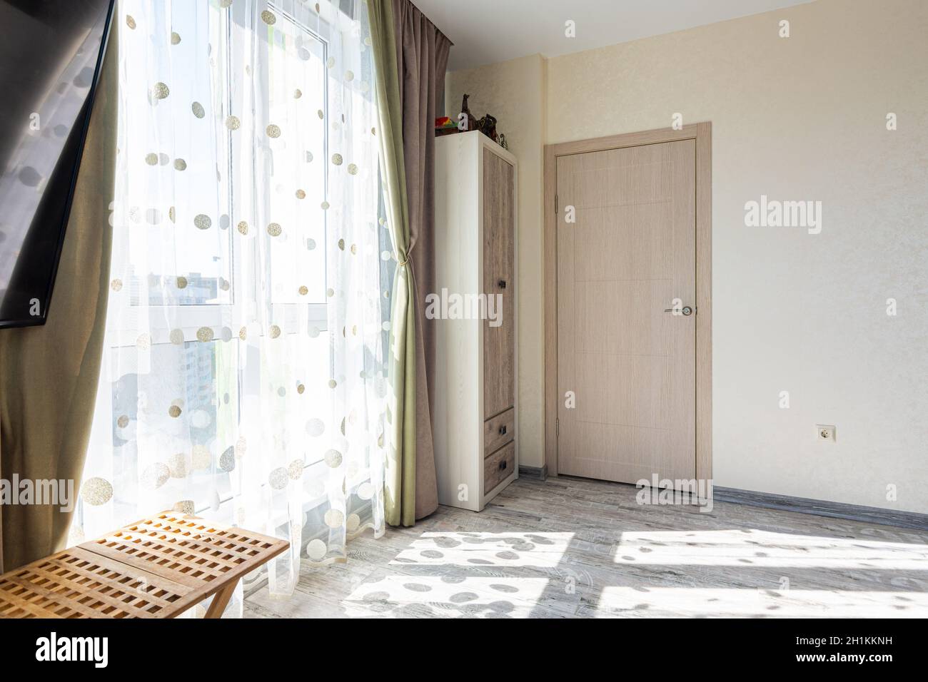 Anapa, Russia - 23 agosto 2020: Grande finestra in vetro colorato con tulle e tende all'interno della stanza Foto Stock