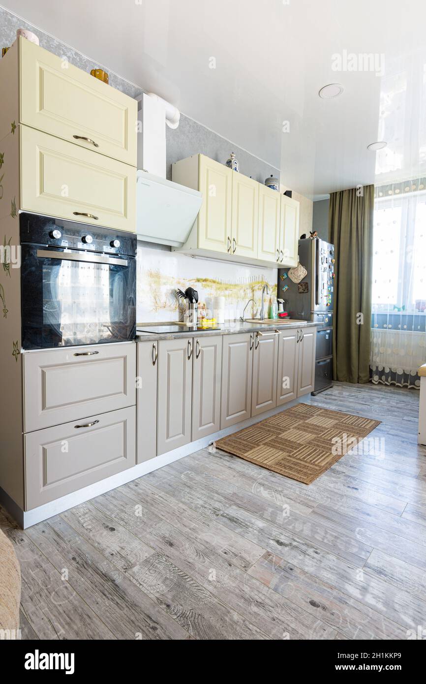 Anapa, Russia - 23 agosto 2020: Cucina standard messa a primo piano nell'interno della cucina Foto Stock