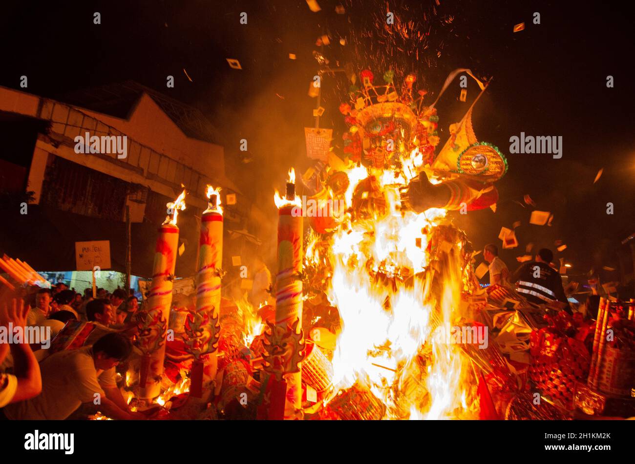 Bukit Mertajam, Penang/Malaysia - Agosto 19 2016: Il re dell'inferno è bruciato con carta di joss. Foto Stock