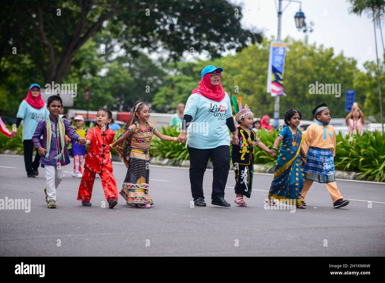 Georgetown, Penang/Malaysia - Agosto 31 2016: I bambini di diverse razze camminano insieme durante la parata di indipendenza. Foto Stock