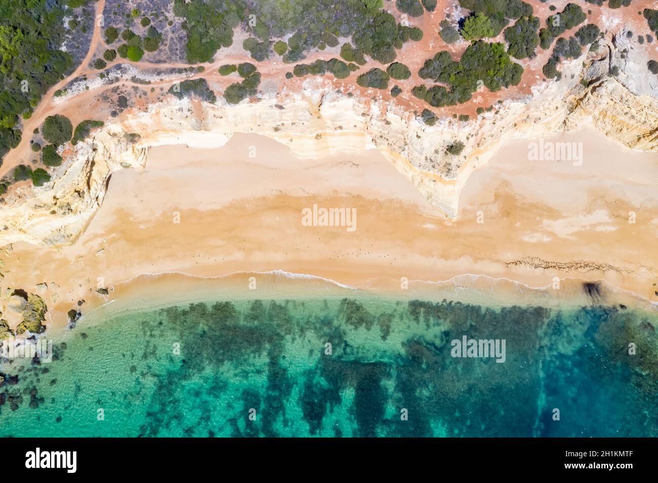 Portogallo Algarve spiaggia Praia da Marinha mare oceano drone vista foto aerea da sopra l'acqua Foto Stock