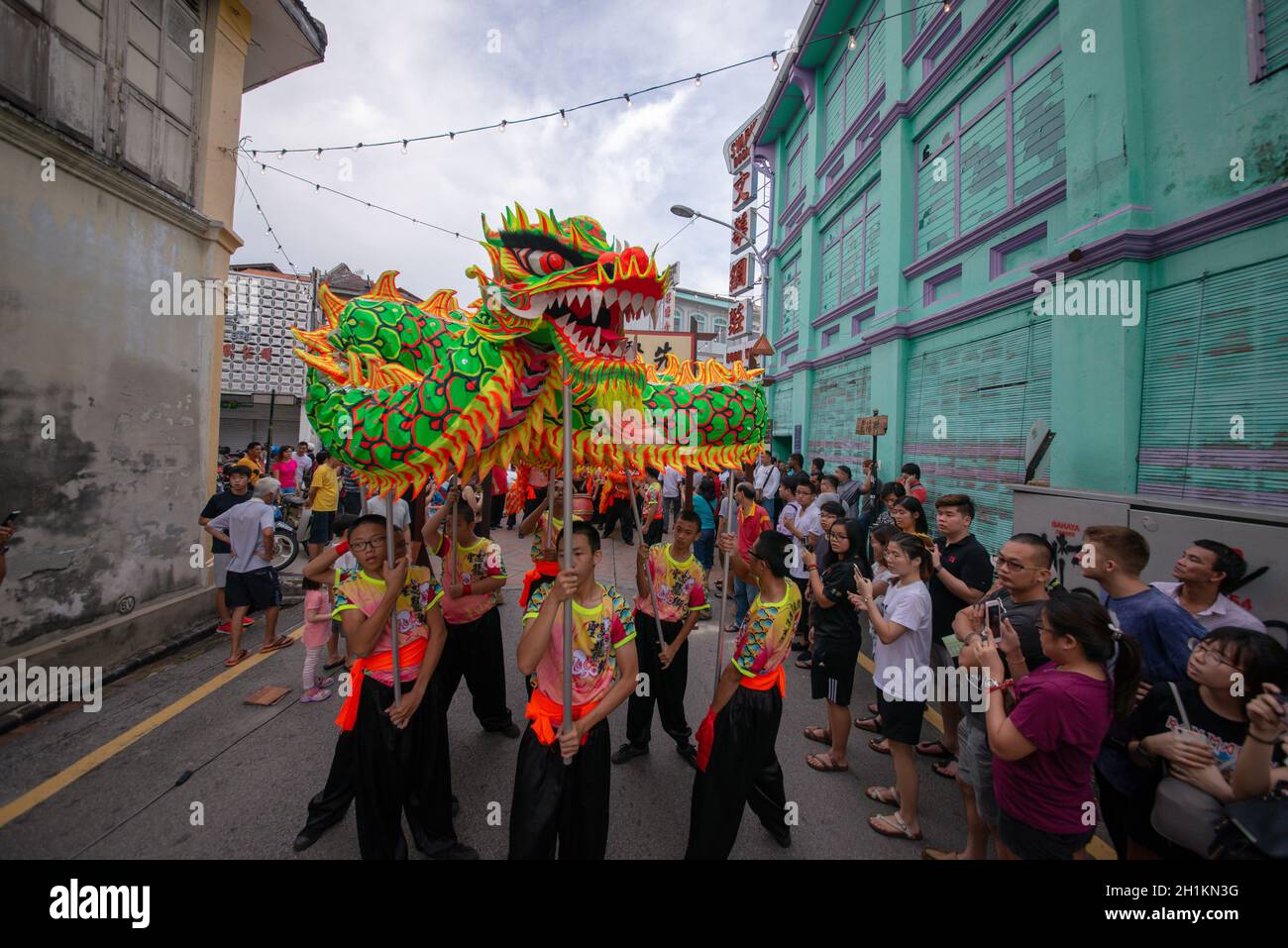 George Town, Penang/Malesia - Luglio 07 2017: Sfilata di danza del Drago in strada. Foto Stock