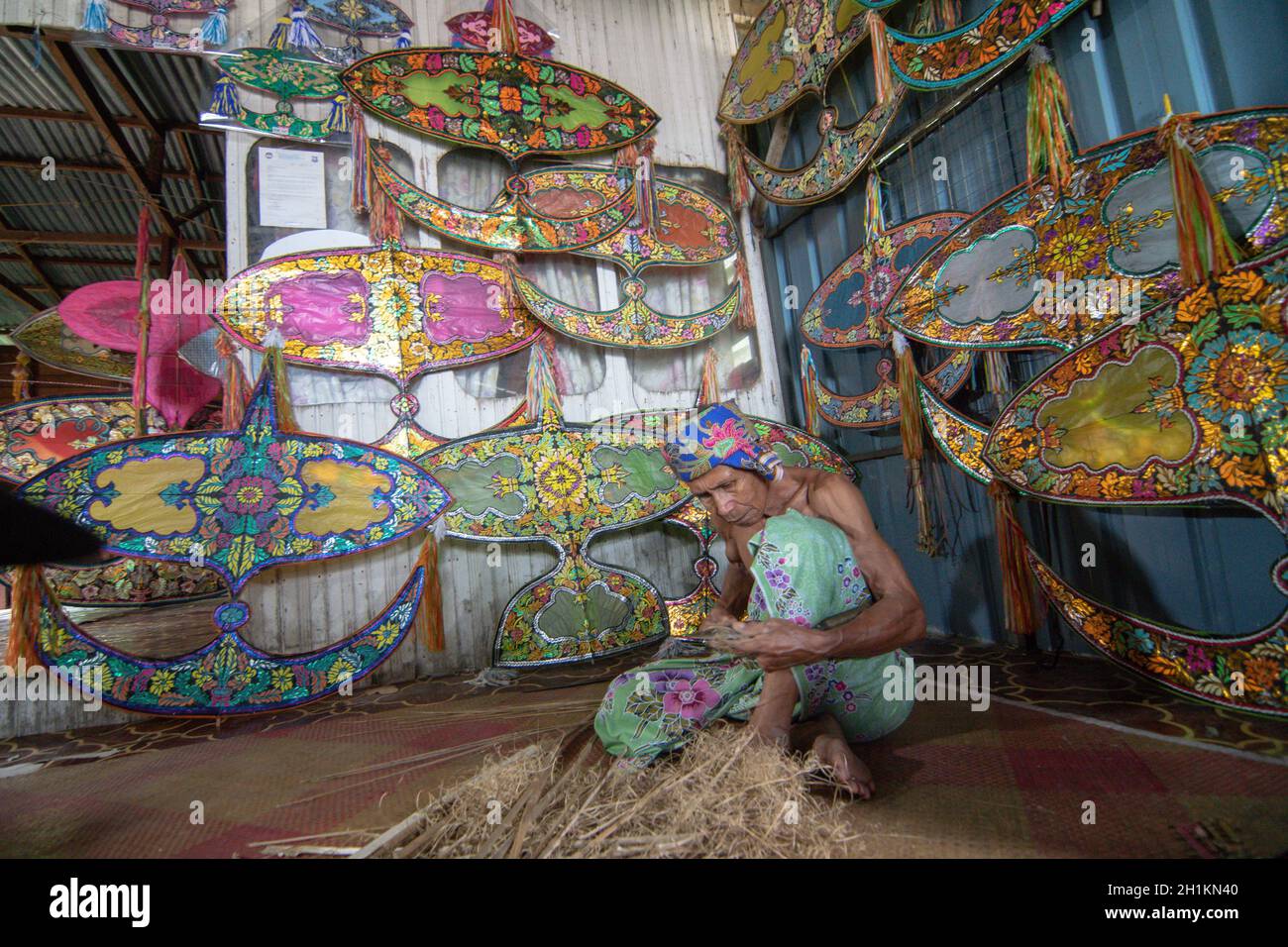 Kota Bahru, Kelantan/Malesia - Luglio 15 2017: Un uomo fa bulan wau in officina. Foto Stock