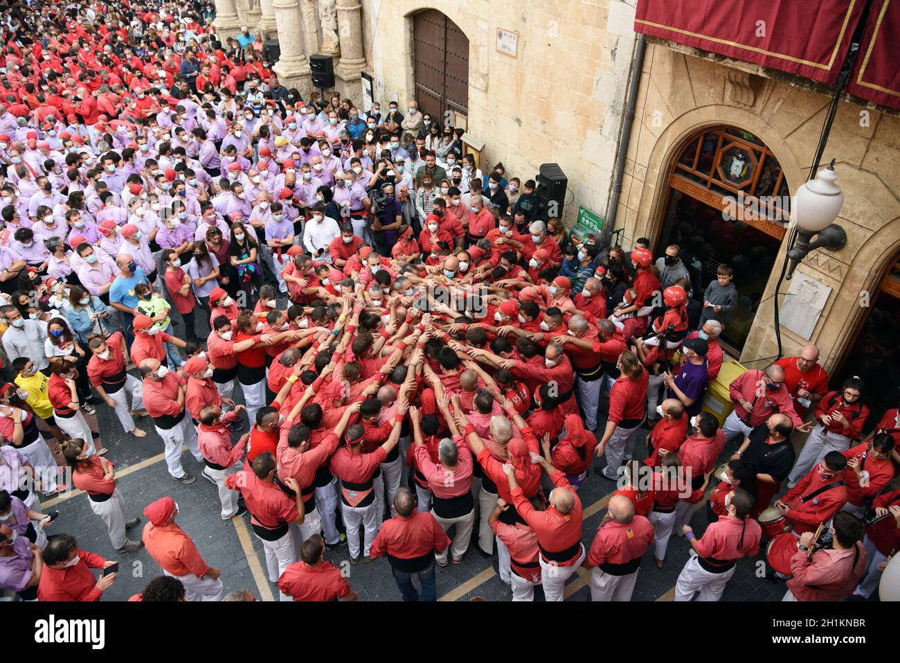 I Castellers del gruppo Nens del Vendrell preparano la base di appoggio per i loro compagni per costruire il castello delle torri umane durante il Festival di Santa Teresa a Vendrell. I Castellers sono gruppi di persone che per tradizione in alcune città e città in Catalogna e dal 18 ° secolo hanno costruite e smantellate torri umane che simulano un castello di torri umane di diverse dimensioni e altezze. Queste torri umane sono tradizionalmente costruite durante le feste delle città e delle città della Catalogna. (Foto di Ramon Costa/SOPA Images/Sipa USA) Foto Stock