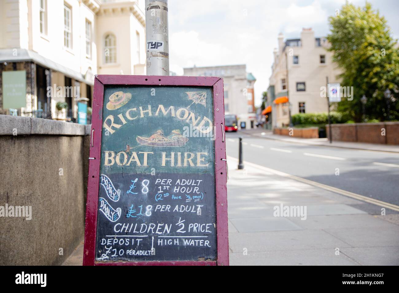 Londra, UK - 4 settembre 2019: Foto di un annuncio scritto su una lavagna per un servizio di noleggio barche a Richmond at con una strada nel backgr Foto Stock