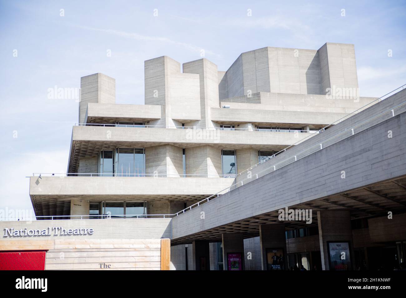 Londra, Regno Unito - 4 gennaio 2019: Vista del paesaggio del Teatro Nazionale da Londra, Regno Unito, con uno stand chiuso di vendita di vino fuori e sotto un po 'di clo Foto Stock