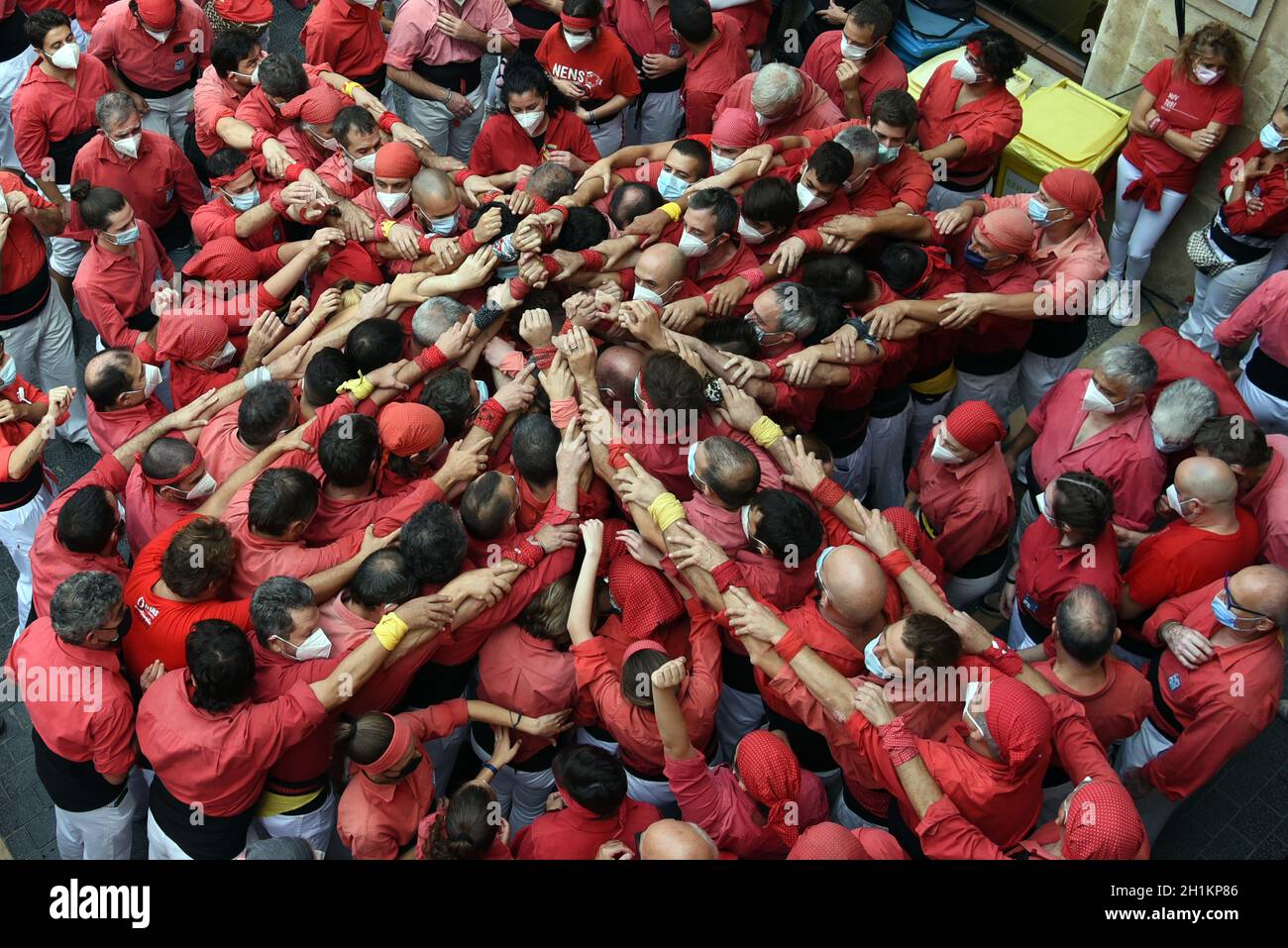 I Castellers del gruppo Nens del Vendrell preparano la base di appoggio per i loro compagni per costruire il castello delle torri umane durante il Festival di Santa Teresa a Vendrell. I Castellers sono gruppi di persone che per tradizione in alcune città e città in Catalogna e dal 18 ° secolo hanno costruite e smantellate torri umane che simulano un castello di torri umane di diverse dimensioni e altezze. Queste torri umane sono tradizionalmente costruite durante le feste delle città e delle città della Catalogna. (Foto di Ramon Costa/SOPA Images/Sipa USA) Foto Stock