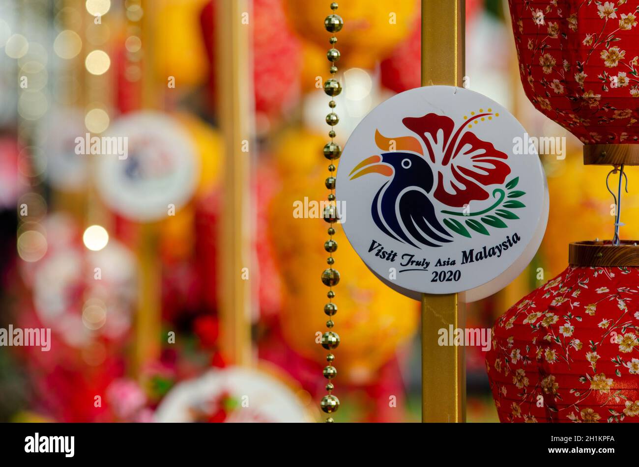 Georgetown, Penang/Malaysia - Feb 15 2020: Symbol Visita Malesia anno 2020 con lanterna di fondo. Foto Stock