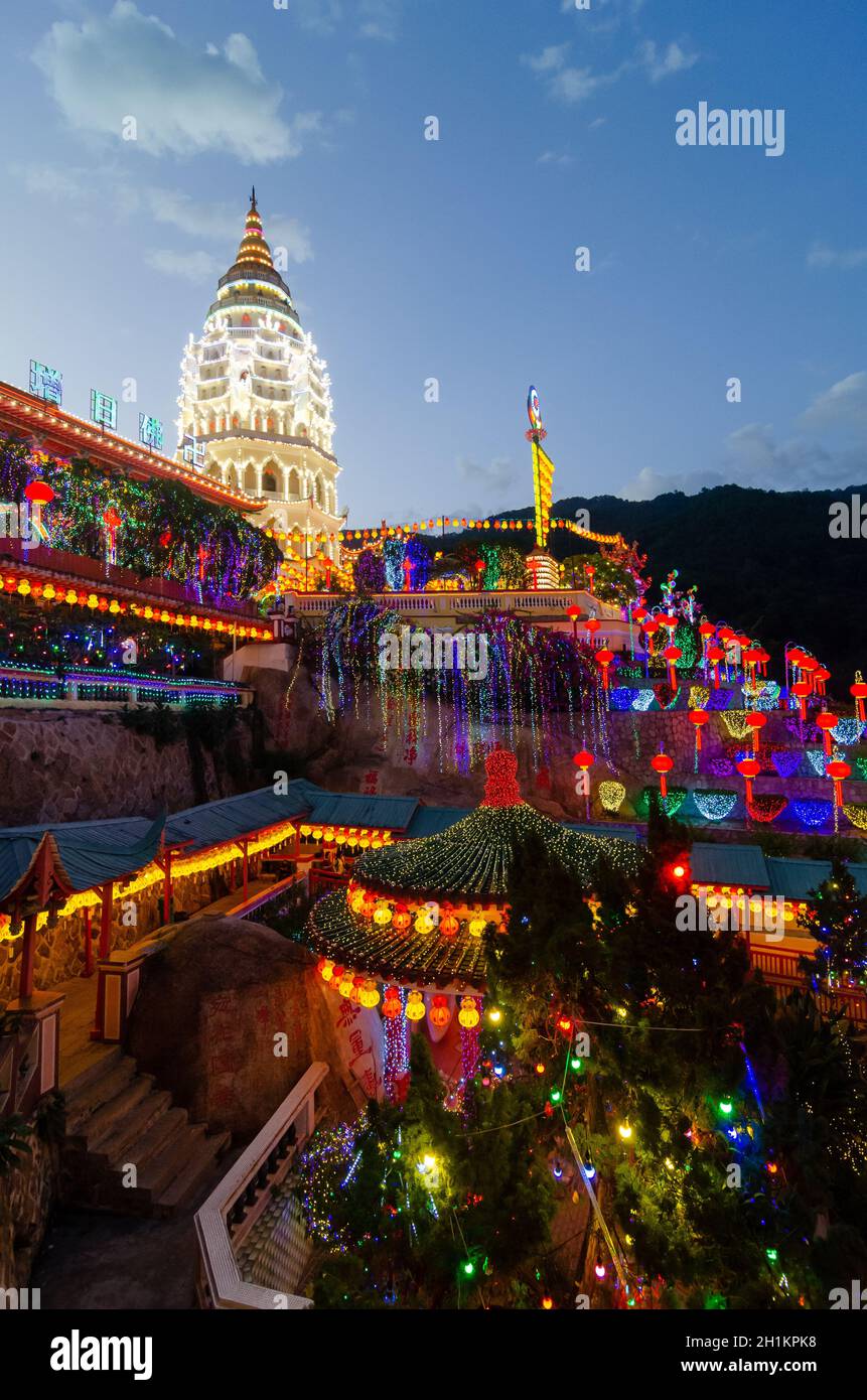 Georgetown, Penang/Malaysia - Feb 20 2020: Tempio KEK Lok si con lampada colorata durante il nuovo anno cinese. Foto Stock