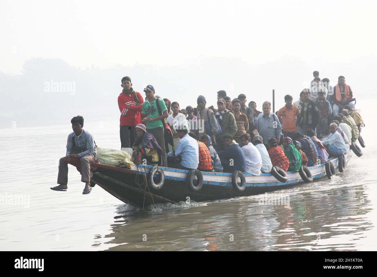 Foschia mattutina sul santissimo di fiumi in India. Delta del Gange in Sundarbans, West Bengal, India. Foto Stock
