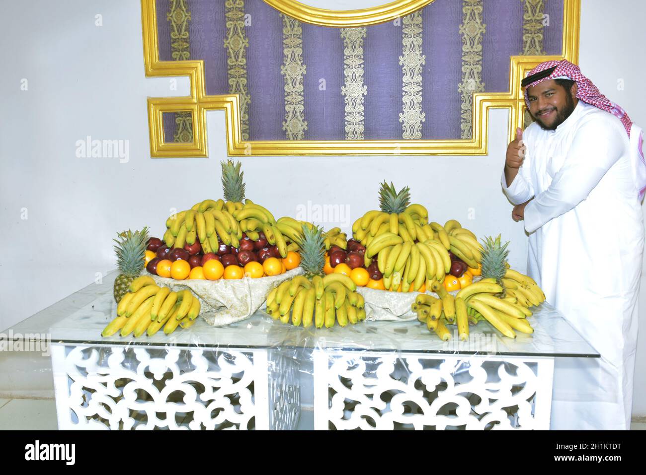 2020 luglio, Sala per matrimoni Riyadh, Arabia Saudita, Un uomo Saudita in piedi per servire frutta decorata su un tavolo durante l'evento di nozze nella sala per matrimoni Riyadh Foto Stock