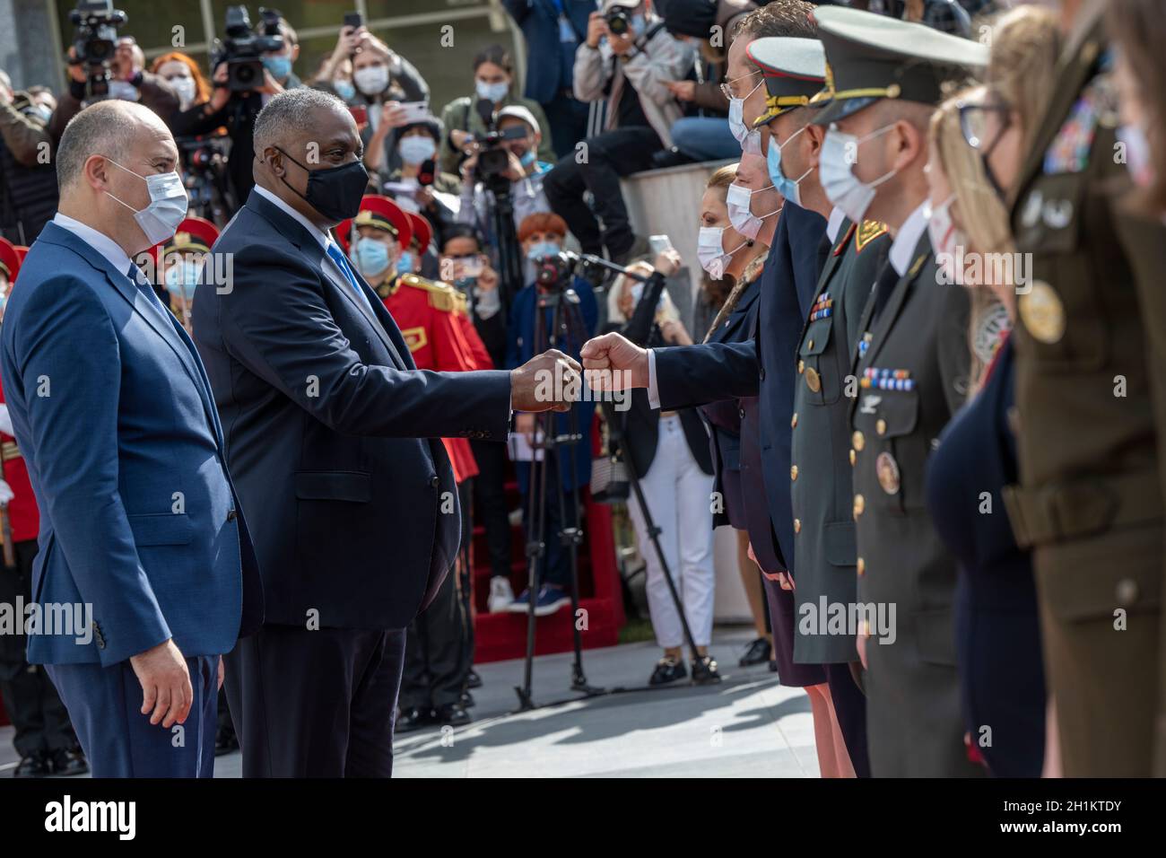 Tbilisi, Georgia. 18 Ott 2021. Austin III, segretario della Difesa degli Stati Uniti, batte i funzionari georgiani durante una cerimonia di arrivo ospitata dal ministro georgiano della Difesa Burchuladze, a sinistra, al Ministero della Difesa 18 ottobre 2021 a Tbilisi, Georgia. Austin è a Tbilisi per riaffermare il sostegno degli Stati Uniti alla sovranità e all'integrità territoriale. Credit: Chad McNeeley/DOD/Alamy Live News Foto Stock
