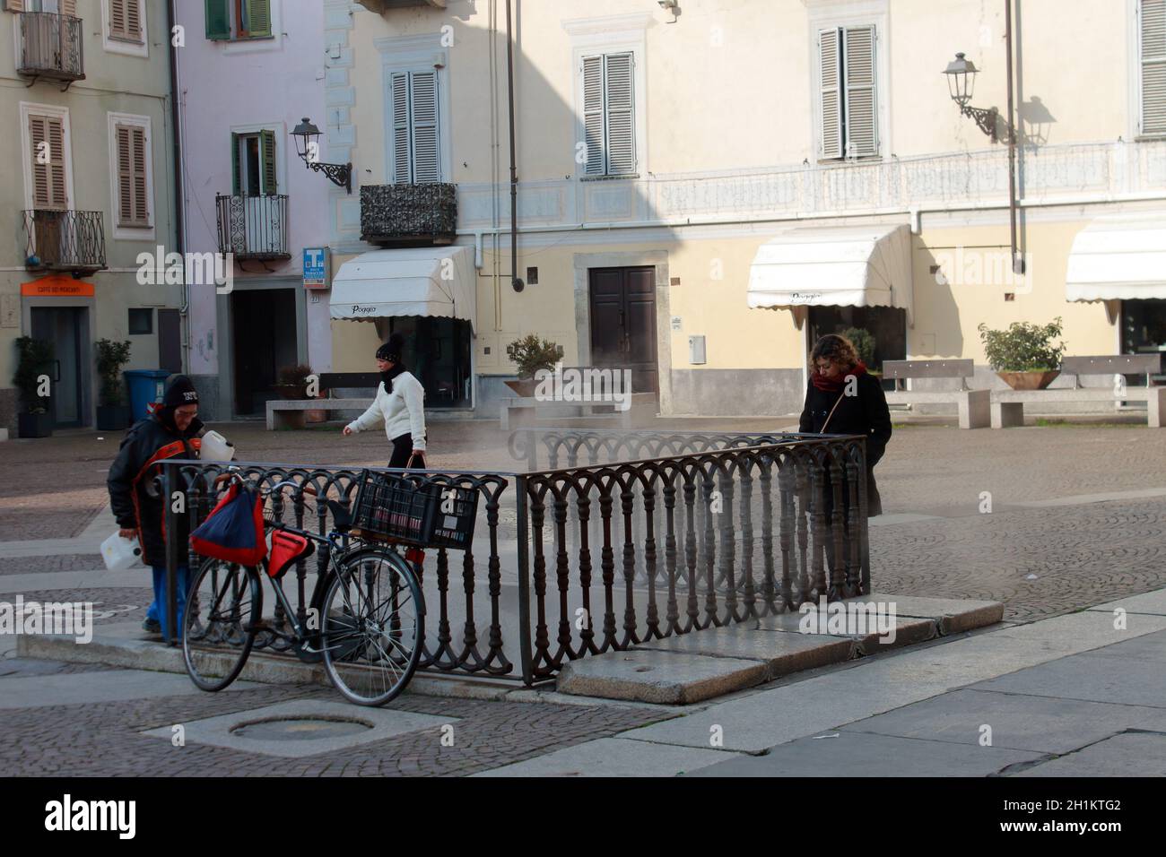 Acqui Terme, Italy- jan 2020: Famosa città termale italiana di epoca romana. Piazza centrale con una fontana con acqua naturale bollente ricca di iodio Foto Stock