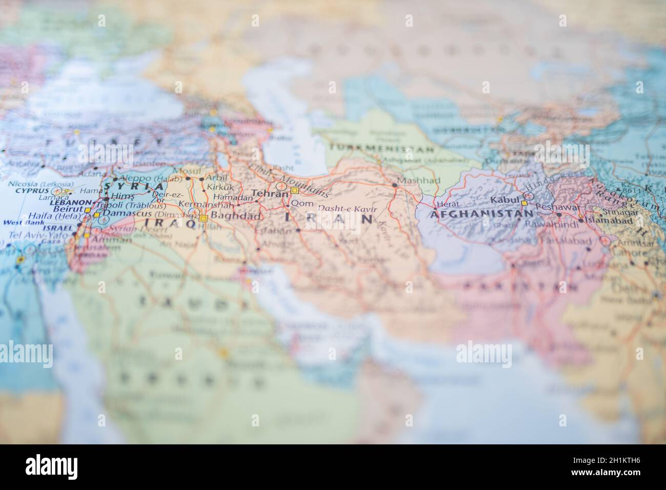 Foto di Siria, Iraq, Iran e Afganistan su una mappa mediorientale sfocata e colorata Foto Stock