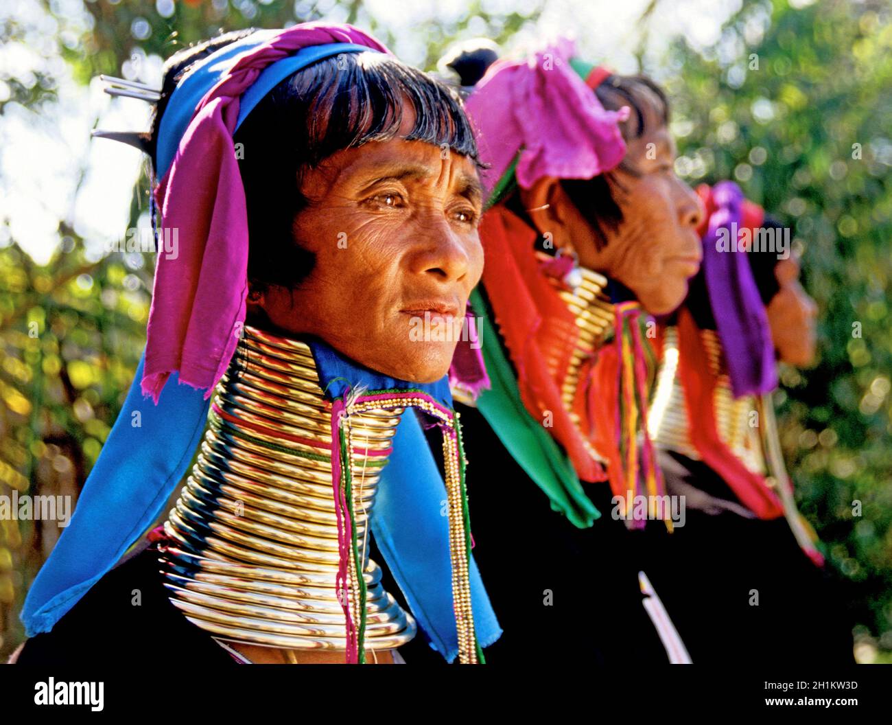 Myanmar (Birmania): Le donne Padaung (aka 'giraffe Ladies') che indossano anelli intorno al loro collo dall'infanzia nel villaggio di Kaung Dine, il lago Inle, lo stato di Shan Foto Stock