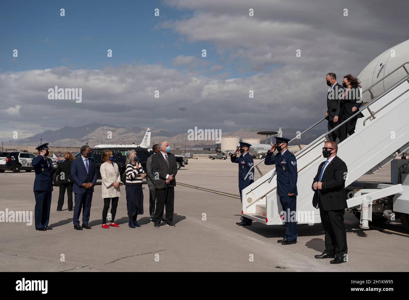 Las Vegas, Stati Uniti. 18 Ott 2021. Il Vice Presidente degli Stati Uniti Kamala Harris e il marito Douglas Emhoff arrivano alla base dell'Aeronautica militare di Nellis a Las Vegas, Nevada, Stati Uniti, lunedì 18 ottobre, 2021. Harris visiterà l’area del lago Mead, sostenendo al contempo gli investimenti nella resilienza climatica attraverso il superamento dell’agenda “build Back Better” e dell’accordo bipartisan Infrastructure, sottolineando al contempo che le carenze idriche hanno un effetto increspato sugli agricoltori, sull’approvvigionamento alimentare e sull’economia. Fotografo: Bridget Bennett/Pool/Sipa USA Credit: Sipa USA/Alamy Live News Foto Stock