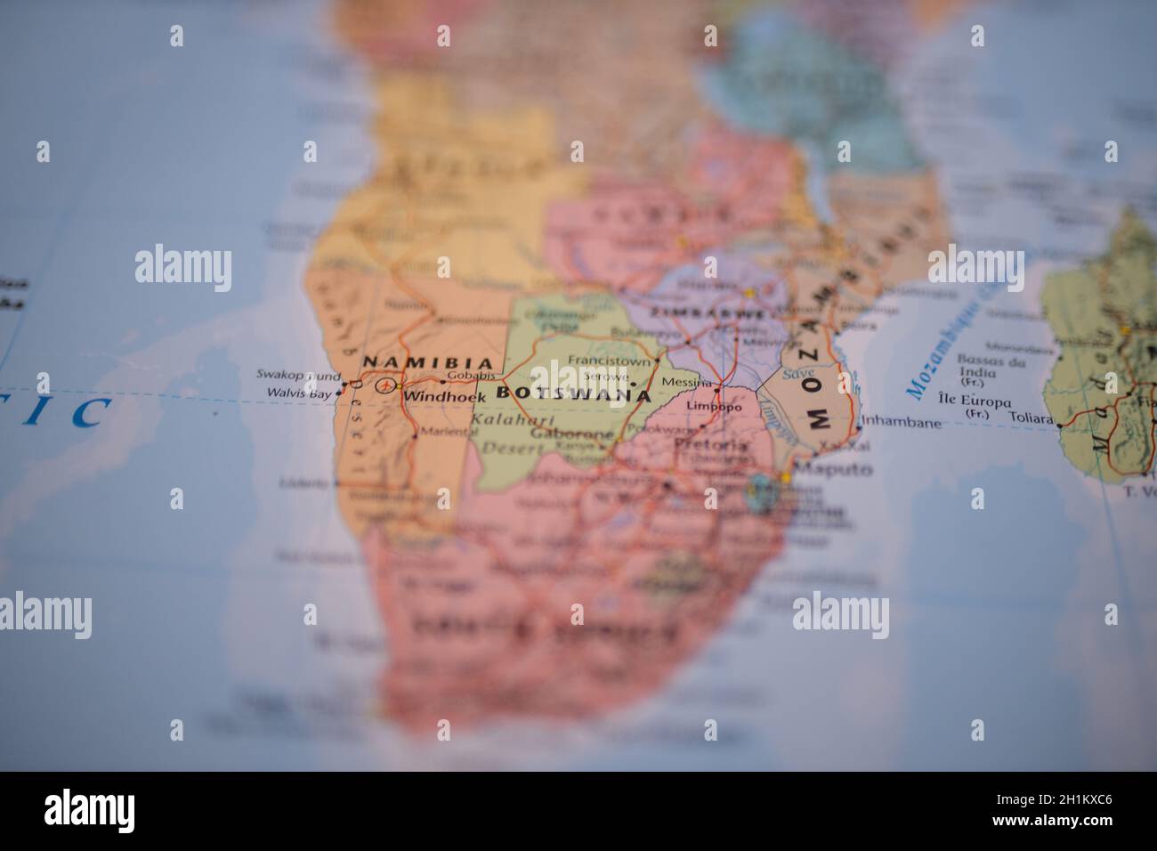 Botswana su una mappa dell'Africa australe con le sue strade principali segnate in rosso e il resto dei paesi sfocati Foto Stock