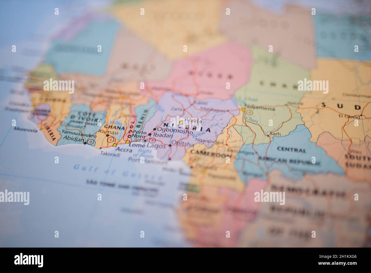 La Nigeria su una mappa dell'Africa occidentale con le sue strade principali segnate in rosso e il resto dei paesi offuscati Foto Stock