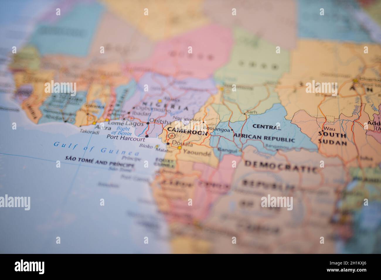 Camerun su una mappa dell'Africa occidentale con le sue strade principali segnate in rosso e il resto dei paesi sfocati Foto Stock