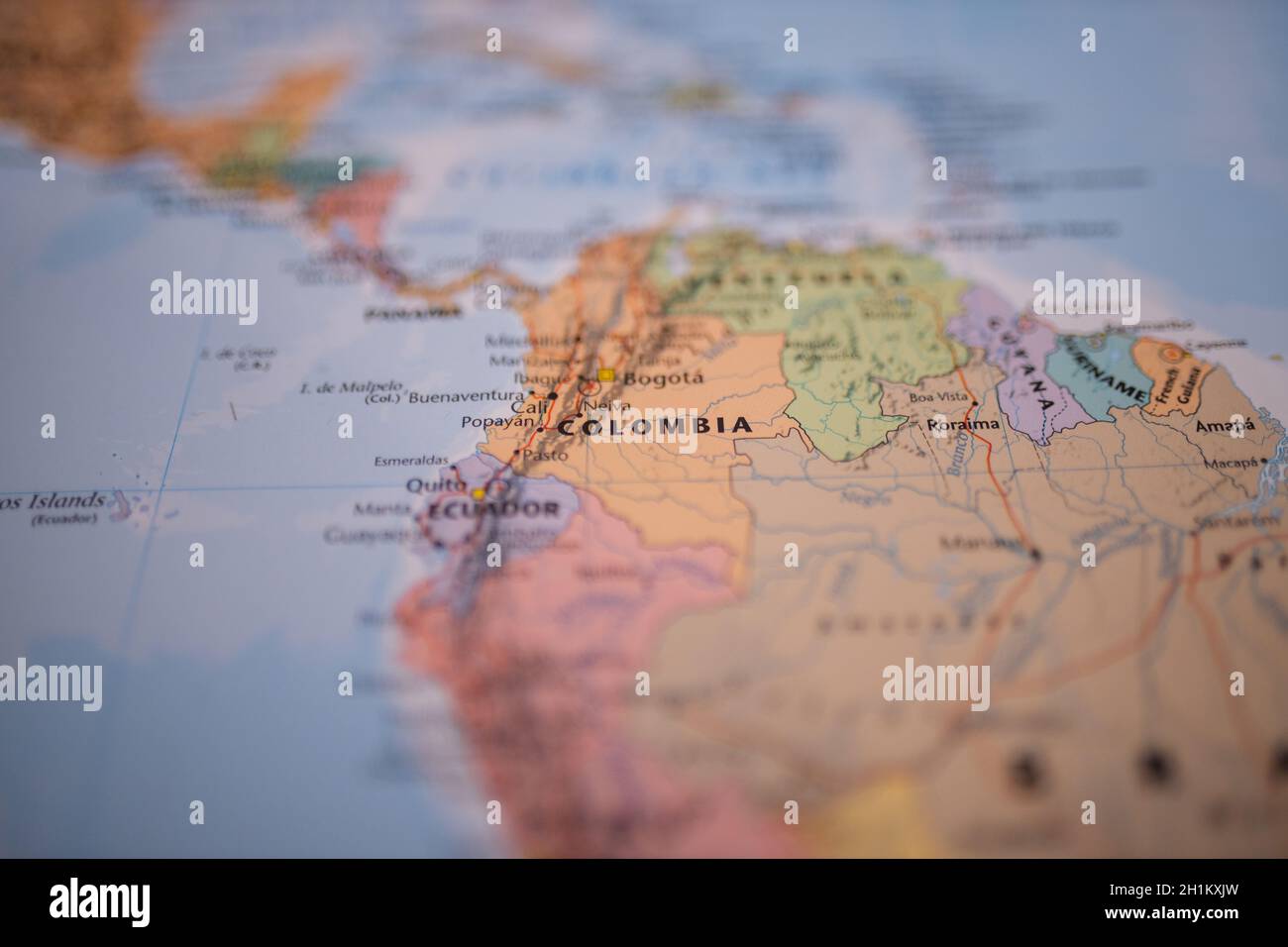 Colombia su una mappa del Sud America con le sue principali rotte segnate in rosso e con il resto dei paesi offuscati Foto Stock