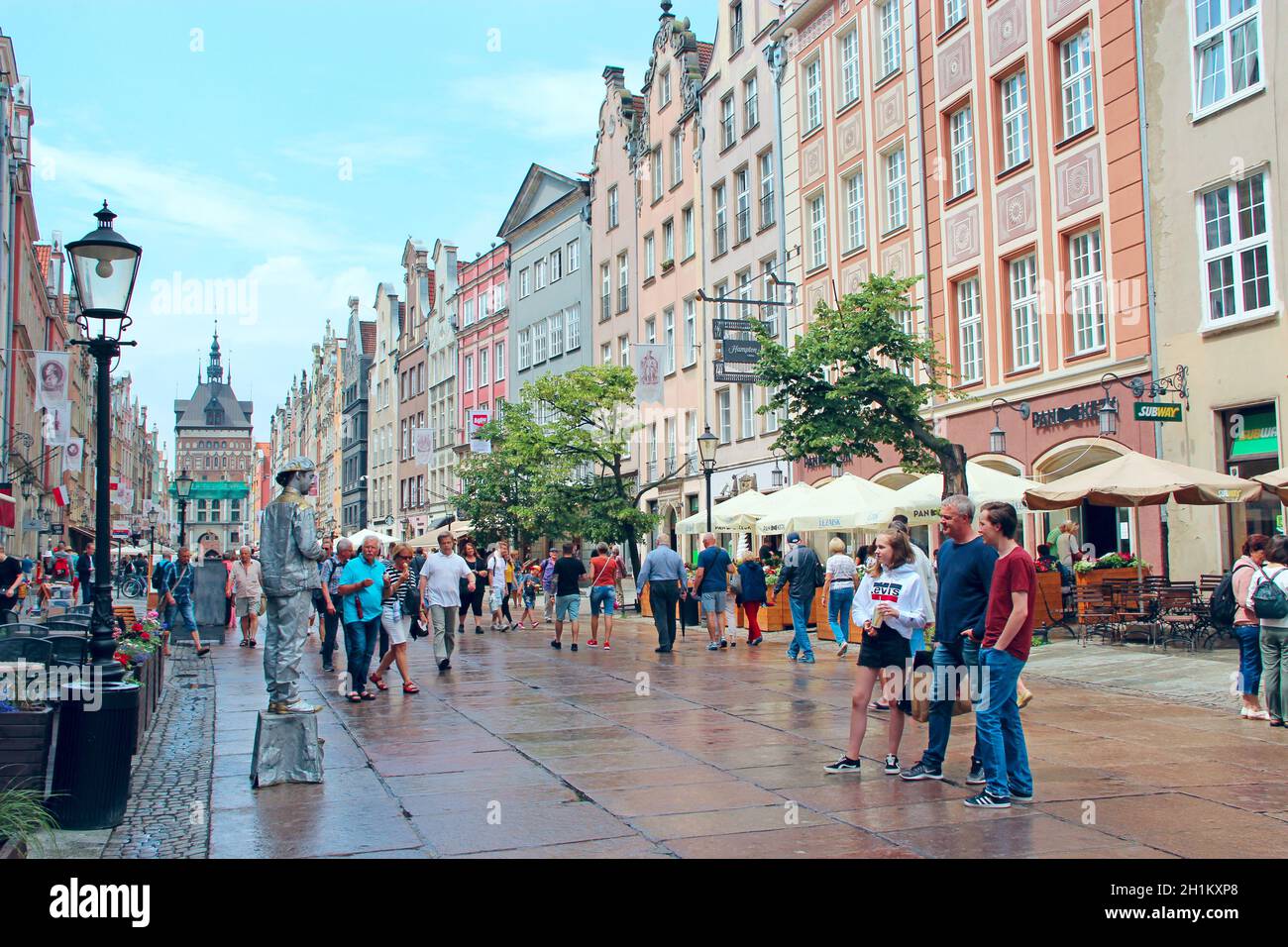 I turisti passeggano e scattano foto di Danzica. Molti turisti camminano intorno a Danzica. Bella città turistica polacca di Danzica. Gruppo di turisti europi dur Foto Stock