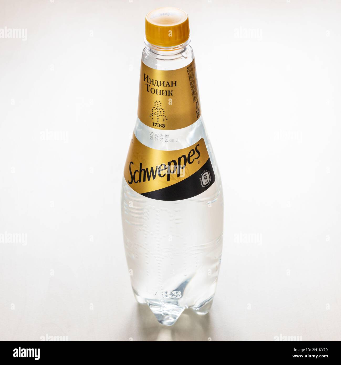 MOSCA, RUSSIA - 4 NOVEMBRE 2020: Bottiglia di plastica russa di acqua tonica indiana Schweppes su tavola marrone chiaro. Schweppes è il primo al mondo Foto Stock
