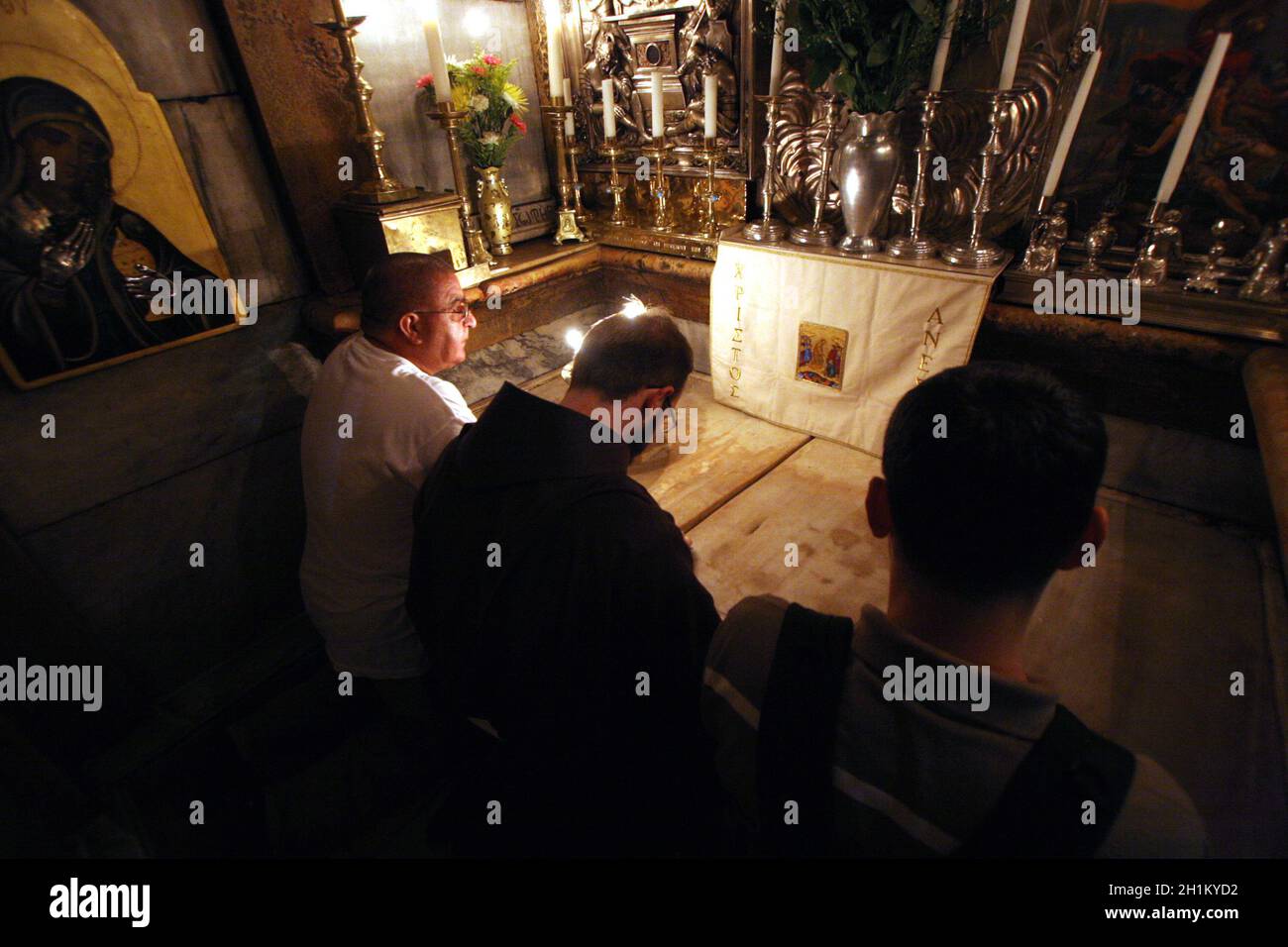Santo Sepolcro Tomba Di Gesù I pellegrini pregano presso la tomba di Gesù nella Chiesa del Santo