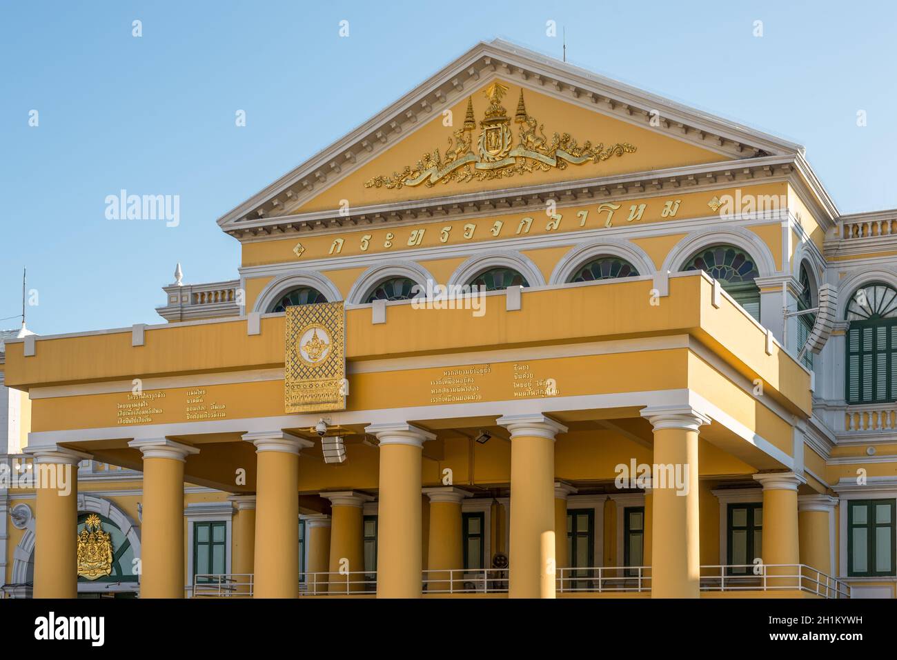 Bangkok, Thailandia - 7 dicembre 2019: Vista dal basso dell'edificio giallo del Ministero della Difesa della Thailandia a Bangkok. Foto Stock