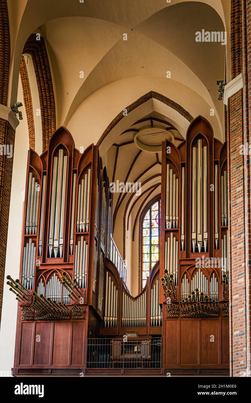 Alti organi a tubo nella Basilica Cattedrale di San Giacomo Apostolo a Szczecin, Polonia. La chiesa fu fondata nel 1187 e completata nel XIV secolo Foto Stock