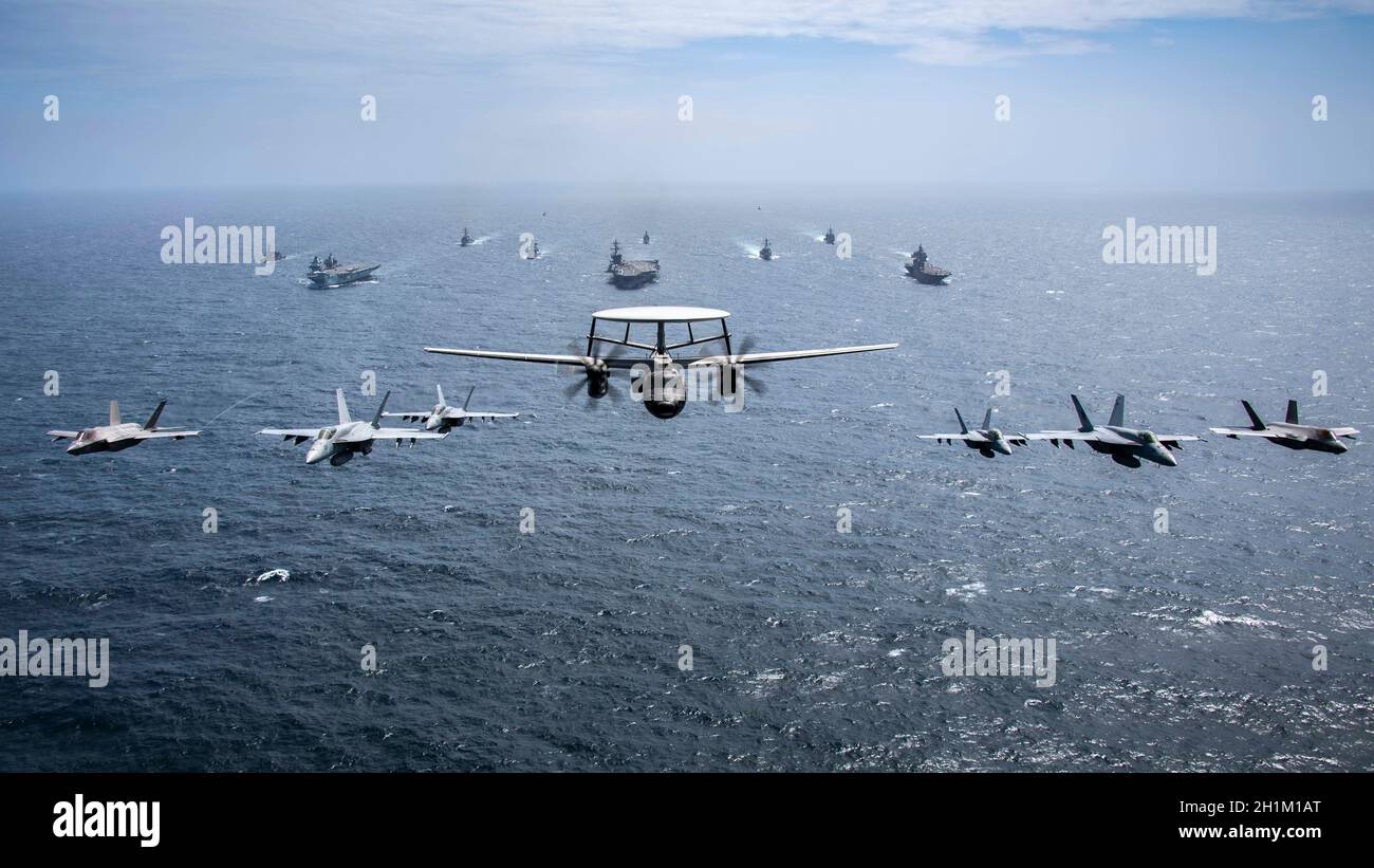 Baia di Bengala, India. 17 ottobre 2021. Gli aerei multi-nazionali conducono una formazione del portaerei USS Carl Vinson della Marina degli Stati Uniti di classe Nimitz, centro, flotta della Marina reale HMS regina Elizabeth, a sinistra e la forza di autodifesa marittima del Giappone JS Kaga di classe Izumo del cacciatorpediniere dell'elicottero JS, a destra, durante gli esercizi 17 ottobre 2021 nella baia di Bengala, India. Credit: MC2 Haydn Smith/U.S. Navy/Alamy Live News Foto Stock