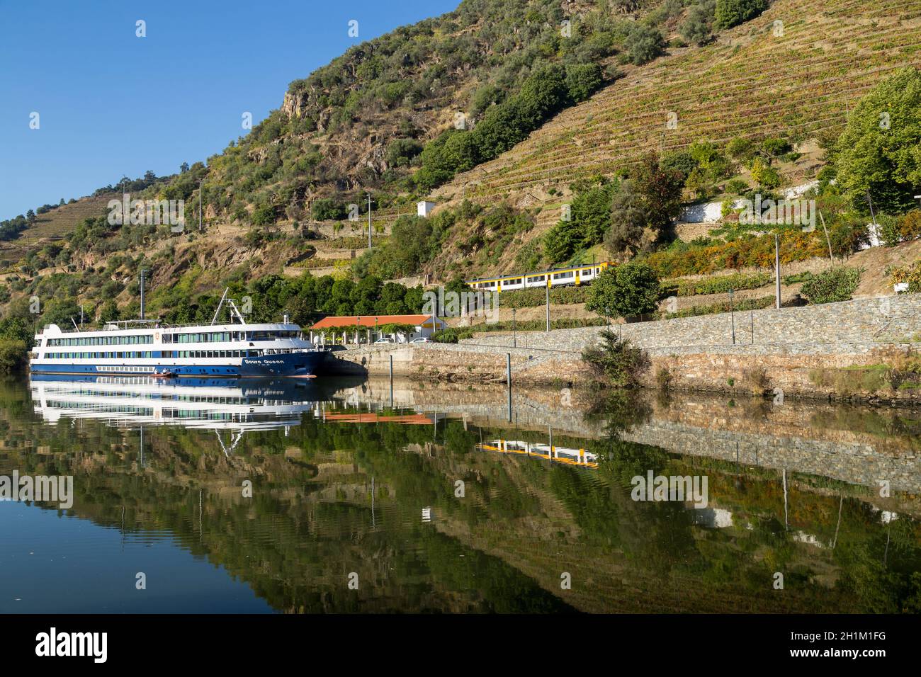 Douro, Portogallo - 13 agosto 2020: Una nave da crociera fluviale che gira il fiume Douro in Portogallo Foto Stock