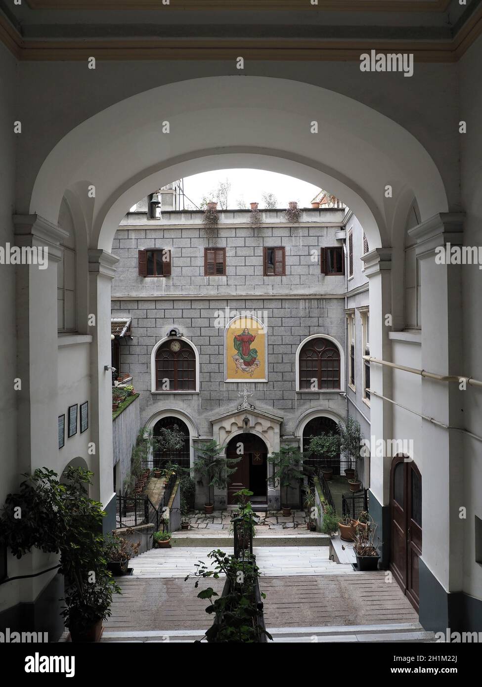 Il dettaglio frontale della Chiesa di Santa Maria Draperis visto al piano inferiore da Istiklal Caddesi Foto Stock