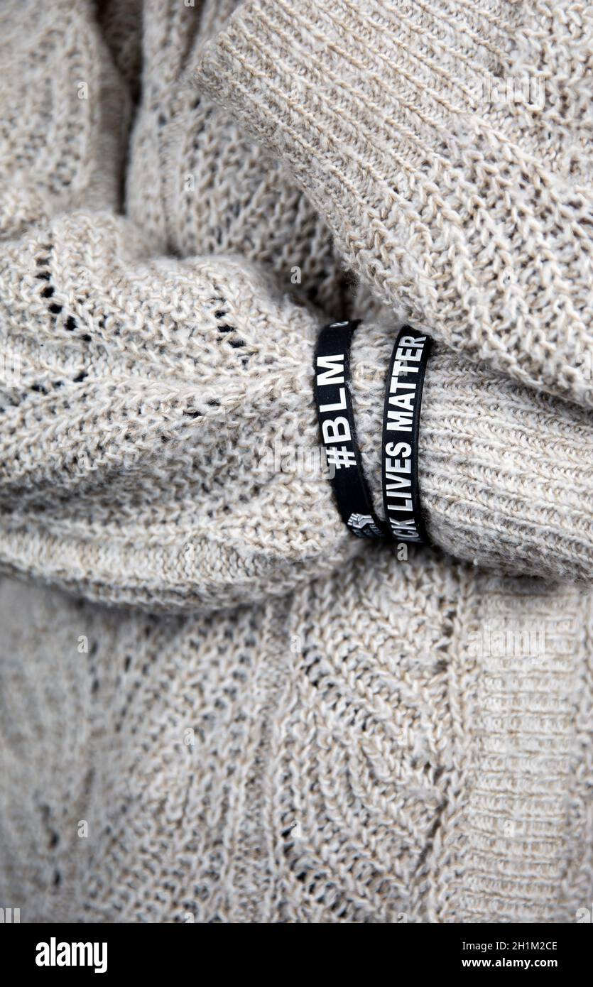 Black Lives Matter Movement braccialetti, sayitbands in bianco e nero, fondo concetto per antirazzismo close-up Foto Stock