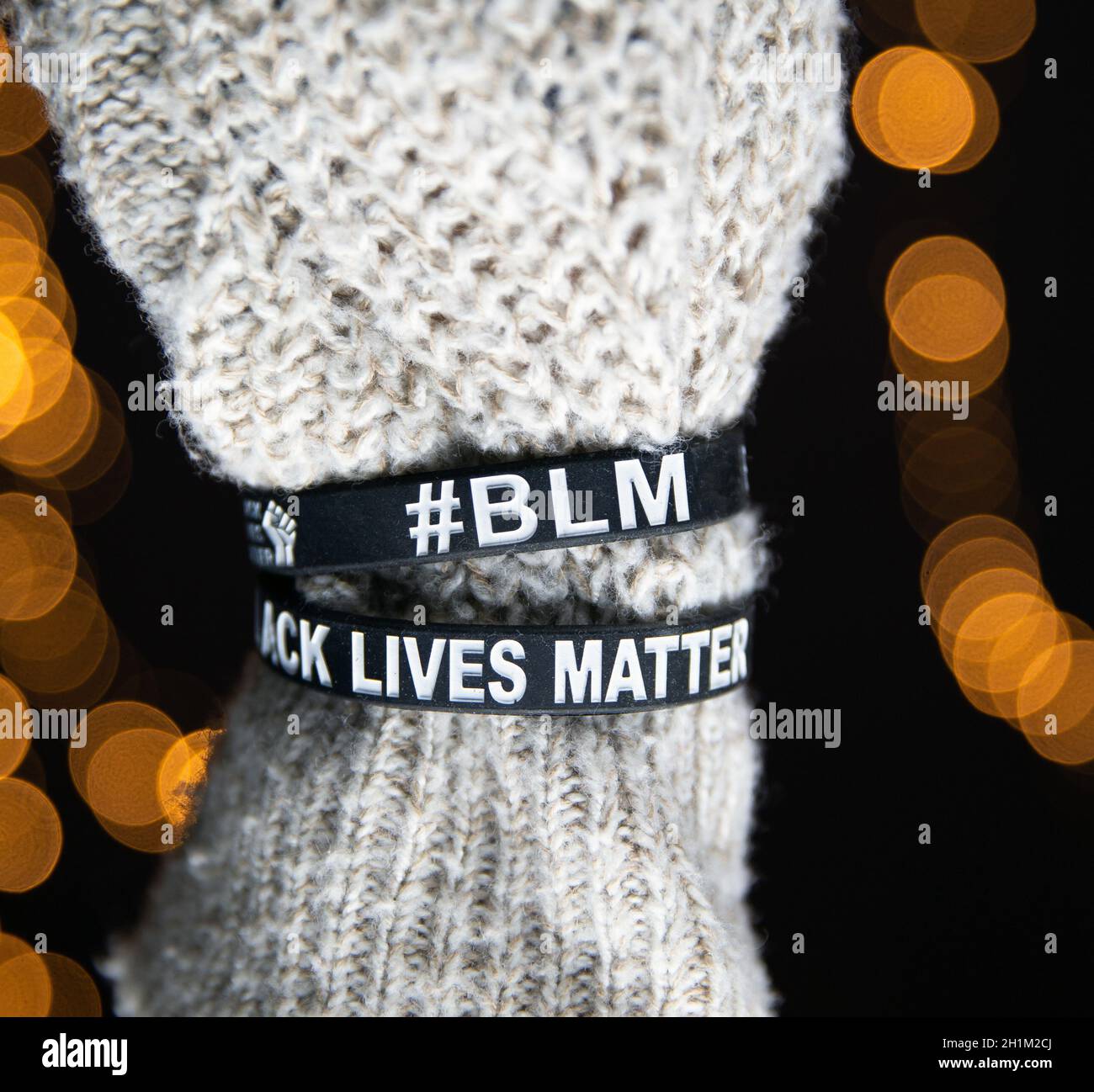 Black Lives Matter Movement braccialetti, sayitbands in bianco e nero, fondo concetto per antirazzismo close-up Foto Stock