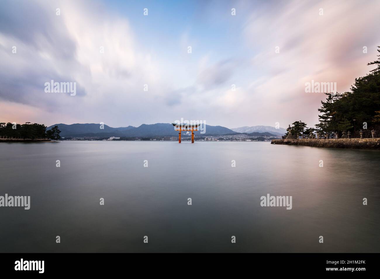 Porta Torii rossa di Miyajima al santuario di Itsukushima Foto Stock